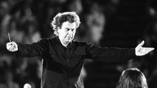 Αναβάλλεται η συναυλία στα Παλαιά Σφαγεία της Πάτρας 36 Ο Μίκης Θεοδωράκης διευθύνει ορχήστρα σε ασπρόμαυρη φωτογραφία.