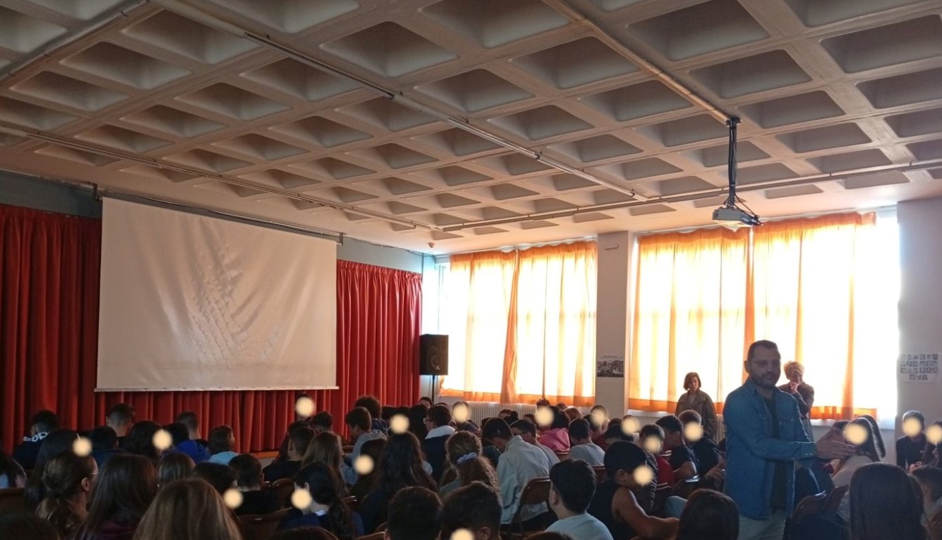Δράσεις για την παραβατικότητα ανηλίκων και τους κινδύνους στο διαδίκτυο σε σχολεία των Πατρών 4 Δράσεις για την παραβατικότητα ανηλίκων και τους κινδύνους στο διαδίκτυο σε σχολεία των Πατρών