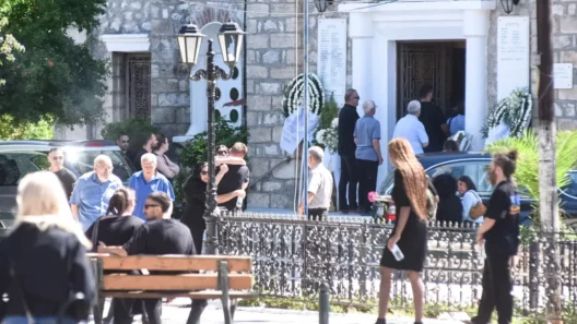 Λόγγος: «Ράγισαν καρδιές» στην κηδεία μητέρας και γιου που δολοφονήθηκαν εν ψυχρώ ΦΩΤΟ 39 Λόγγος: «Ράγισαν καρδιές» στην κηδεία μητέρας και γιου που δολοφονήθηκαν εν ψυχρώ ΦΩΤΟ