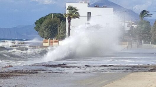 Βραχνέικα: SOS για λουόμενους από κύματα, που σηκώνουν πλοία από και προς Ιταλία 39 Βραχνέικα: SOS για λουόμενους από κύματα, που σηκώνουν πλοία από και προς Ιταλία
