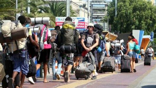 Πάτρα: «Χαμένοι στη μετάφραση» δεκάδες τουρίστες, με τις βαλίτσες και άνευ ενημέρωσης, ψάχνουν πως θα ταξιδέψουν 38 Πάτρα: Χαμένοι στη μετάφραση