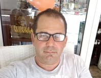 «Ο Οδοντωτός δεν ζητά επιβίωση, απαιτεί πολιτική βούληση» 47 Άνδρας με κοντά σκούρα μαλλιά, γυαλιά και γκρίζο μπλουζάκι κοιτάζε…