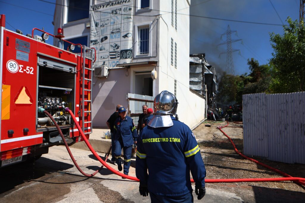 Μενίδι: Υπό έλεγχο η φωτιά στο κατάστημα ανταλλακτικών αυτοκινήτων ΦΩΤΟ - ΒΙΝΤΕΟ 30 Μενίδι: Υπό έλεγχο η φωτιά στο κατάστημα ανταλλακτικών αυτοκινήτων ΦΩΤΟ - ΒΙΝΤΕΟ
