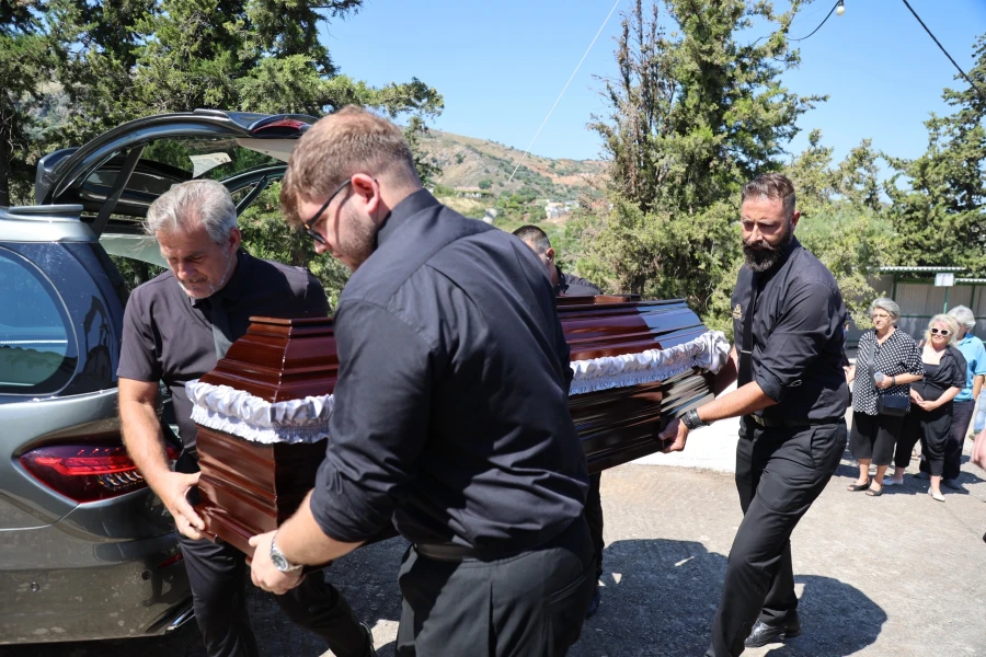 Κρήτη: Θρήνος και σιωπή στην τελευταία αποχαιρετιστήρια τελετή της Σταυρούλας Λεβεντάκη ΦΩΤΟ 30 Κρήτη: Θρήνος και σιωπή στην τελευταία αποχαιρετιστήρια τελετή της Σταυρούλας Λεβεντάκη ΦΩΤΟ