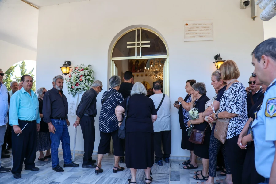 Κρήτη: Θρήνος και σιωπή στην τελευταία αποχαιρετιστήρια τελετή της Σταυρούλας Λεβεντάκη ΦΩΤΟ 29 Κρήτη: Θρήνος και σιωπή στην τελευταία αποχαιρετιστήρια τελετή της Σταυρούλας Λεβεντάκη ΦΩΤΟ