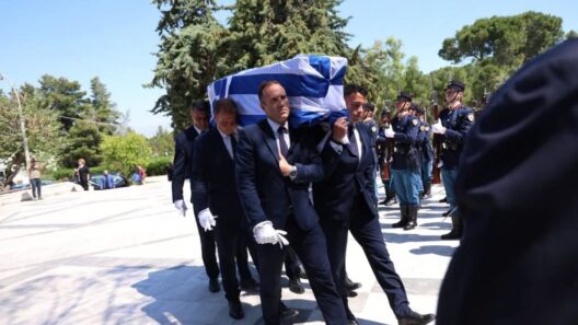 Βαρύ το κλίμα στη κηδεία του Γιώργου Σουφλιά - Παρών ο Κυριάκος Μητσοτάκης ΦΩΤΟ 36 Βαρύ το κλίμα στη κηδεία του Γιώργου Σουφλιά - Παρών ο Κυριάκος Μητσοτάκης ΦΩΤΟ