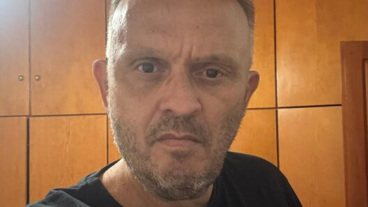 «Δαπάνες εις βάρος της καθημερινότητας του πολίτη;» 36 Άνδρας με γκρίζα μαλλιά και γένια, σοβαρό ύφος, φοράει μαύρο μπλουζ…