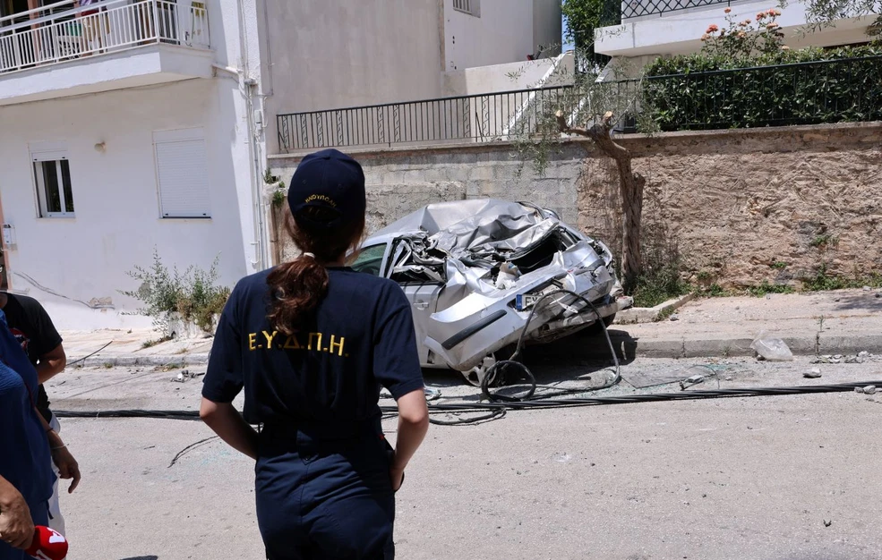 Ηλιούπολη: Γ παρέσυρε ΙΧ - Αυτοκίνητο σε είσοδο πολυκατοικίας ΦΩΤΟ 29 Ηλιούπολη: Γ παρέσυρε ΙΧ - Αυτοκίνητο σε είσοδο πολυκατοικίας ΦΩΤΟ