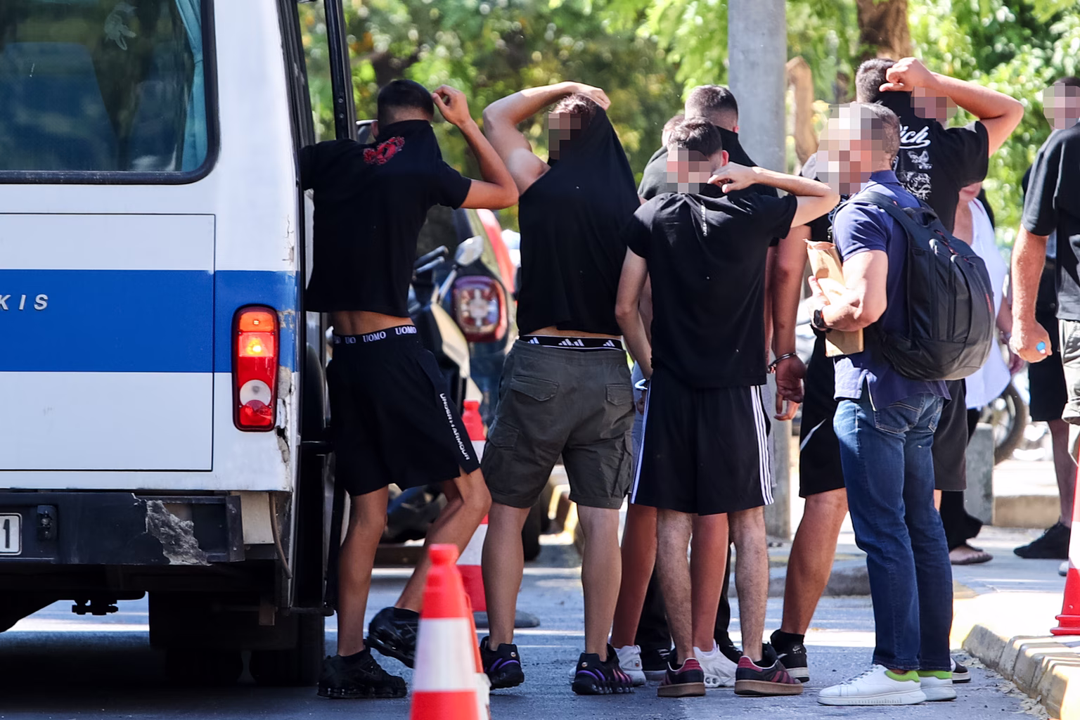 Καλλιθέα: Στην Ευελπίδων οι συλληφθέντες για τη δολοφονία του 15χρονου – Στο μικροσκόπιο 17 άτομα 29 Καλλιθέα: Στην Ευελπίδων οι συλληφθέντες για τη δολοφονία του 15χρονου – Στο μικροσκόπιο 17 άτομα