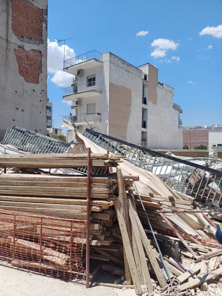 Πετράλωνα: Σώοι οι ένοικοι της πολυκατοικίας που κατέρρευσε, υπήρχαν προειδοποιήσεις ΦΩΤΟ 31 Πετράλωνα: Σώοι οι ένοικοι της πολυκατοικίας που κατέρρευσε, υπήρχαν προειδοποιήσεις ΦΩΤΟ