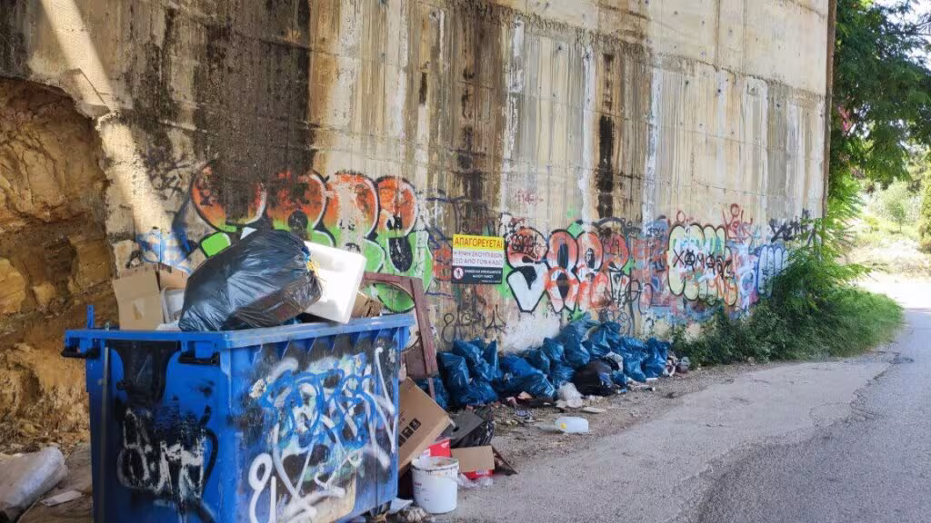Πάτρα: Εστίες μπάζων με κίνδυνο πυρκαγιάς ΦΩΤΟ 40 Πάτρα: Εστίες μπάζων με κίνδυνο πυρκαγιάς ΦΩΤΟ