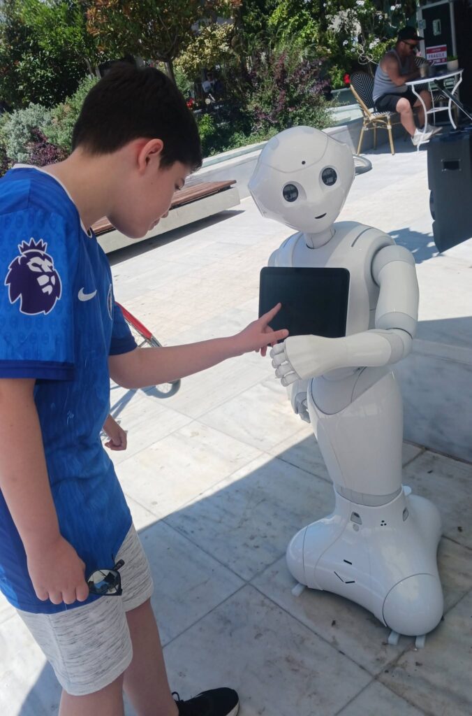 Το ρομπότ Pepper στην πλατεία Αγίας Λαύρας του Αιγίου ΦΩΤΟ 30 Το ρομπότ Pepper στην πλατεία Αγίας Λαύρας του Αιγίου ΦΩΤΟ