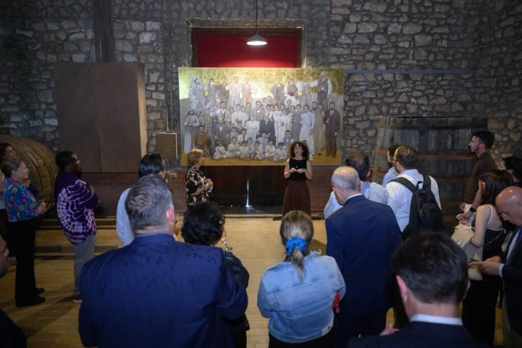 Ο Φωκίων Ζαΐμης με ξένους στα ιστορικά κελάρια της Achaia Clauss ΦΩΤΟ 33 Ο Φωκίων Ζαΐμης με ξένους στα ιστορικά κελάρια της Achaia Clauss ΦΩΤΟ
