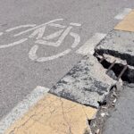 Πάτρα: Παγίδες με ξηλωμένα και κατεστραμμένα κράσπεδα σε κεντρικό Ποδηλατόδρομο, που στένεψε δρόμο ΦΩΤΟ