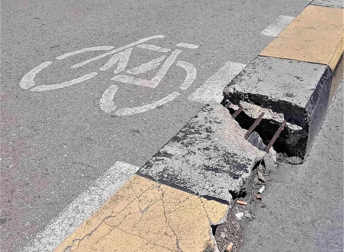 Πάτρα: Παγίδες με ξηλωμένα και κατεστραμμένα κράσπεδα σε κεντρικό Ποδηλατόδρομο...που στένεψε τον δρόμο ΦΩΤΟ 1 Πάτρα: Παγίδες με ξηλωμένα και κατεστραμμένα κράσπεδα σε κεντρικό Ποδηλατόδρομο...που στένεψε τον δρόμο ΦΩΤΟ