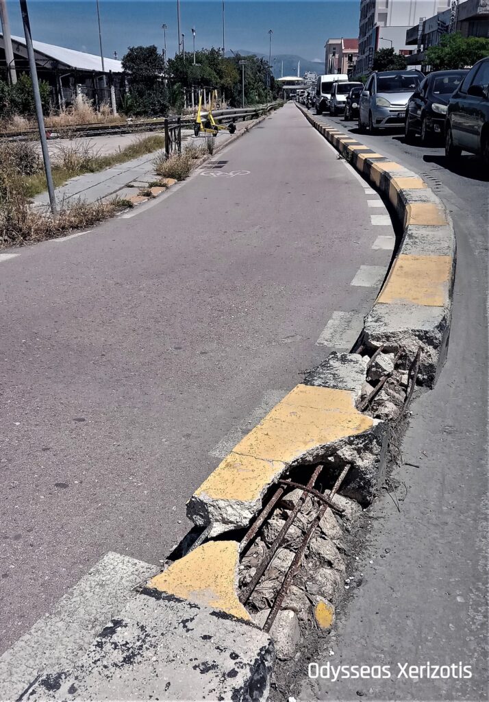 Πάτρα: Παγίδες με ξηλωμένα και κατεστραμμένα κράσπεδα σε κεντρικό Ποδητόδρόμου...που στένεψε τον δρόμο ΦΩΤΟ 29 Πάτρα: Παγίδες με ξηλωμένα και κατεστραμμένα κράσπεδα σε κεντρικό Ποδητόδρόμου...που στένεψε τον δρόμο ΦΩΤΟ