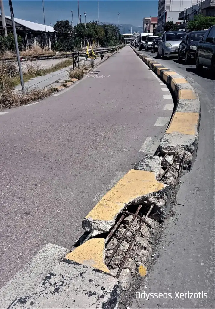 Πάτρα: Παγίδες με ξηλωμένα και κατεστραμμένα κράσπεδα σε κεντρικό Ποδηλατόδρομο, που στένεψε δρόμο ΦΩΤΟ 6 Πάτρα: Παγίδες με ξηλωμένα και κατεστραμμένα κράσπεδα σε κεντρικό Ποδηλατόδρομο, που στένεψε δρόμο ΦΩΤΟ