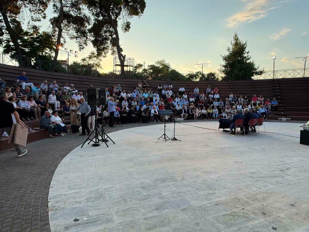Η παρουσίαση του βιβλίου του τ. δημάρχου Στάθη Θεοδωρακόπουλου «Το Αίγιο που χάνεται» ΦΩΤΟ 34 Η παρουσίαση του βιβλίου του τ. δημάρχου Στάθη Θεοδωρακόπουλου «Το Αίγιο που χάνεται» ΦΩΤΟ