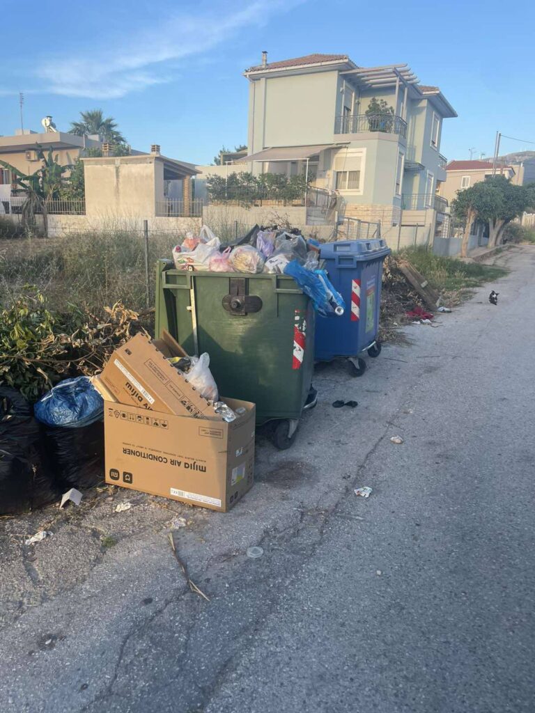 Πάτρα: Εικόνες εγκατάλειψης στον Άνω Καστελόκαμπο, δίπλα σε Παιδική χαρά ΦΩΤΟ 29 Πάτρα: Εικόνες εγκατάλειψης στον Άνω Καστελόκαμπο, δίπλα σε Παιδική χαρά ΦΩΤΟ