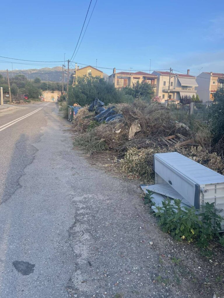 Πάτρα: Εικόνες εγκατάλειψης στον Άνω Καστελόκαμπο, δίπλα σε Παιδική χαρά ΦΩΤΟ 33 Πάτρα: Εικόνες εγκατάλειψης στον Άνω Καστελόκαμπο, δίπλα σε Παιδική χαρά ΦΩΤΟ