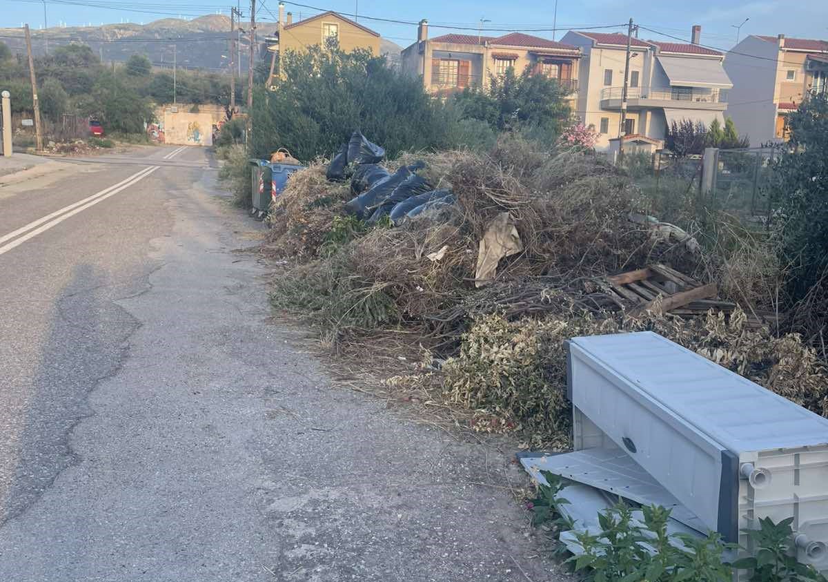 Καστελόκαμπος: Εικόνες εγκατάλειψης δίπλα σε παιδική χαρά ΦΩΤΟ 1 Καστελόκαμπος: Εικόνες εγκατάλειψης δίπλα σε παιδική χαρά ΦΩΤΟ