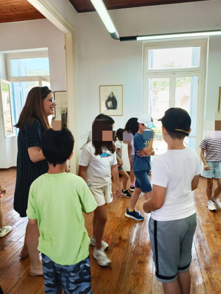 Επίσκεψη του 1ου Δημοτικού Ακράτας στην Πινακοθήκη «Ζωή Ψαρρού» ΦΩΤΟ 10 Επίσκεψη του 1ου Δημοτικού Ακράτας στην Πινακοθήκη «Ζωή Ψαρρού» ΦΩΤΟ