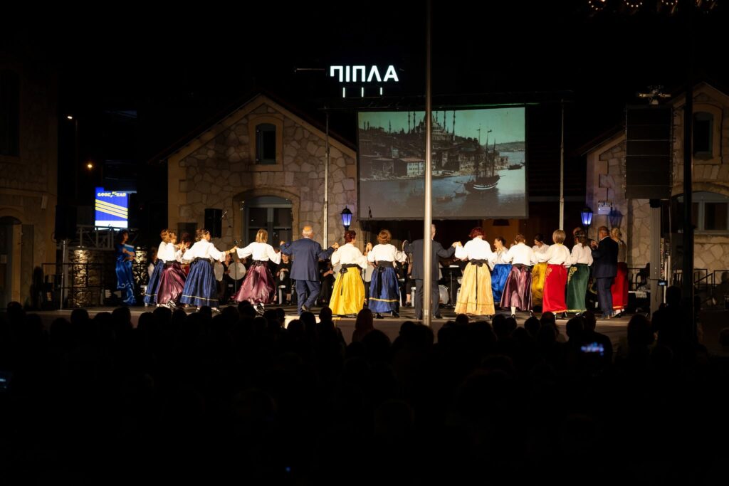 Μουσικοχορευτική παράσταση από τις «Ροές, Χορός Δράσεις Πολιτισμού» στα Παλαιά Σφαγεία Πάτρας ΦΩΤΟ 44 Μουσικοχορευτική παράσταση από τις «Ροές, Χορός Δράσεις Πολιτισμού» στα Παλαιά Σφαγεία Πάτρας ΦΩΤΟ