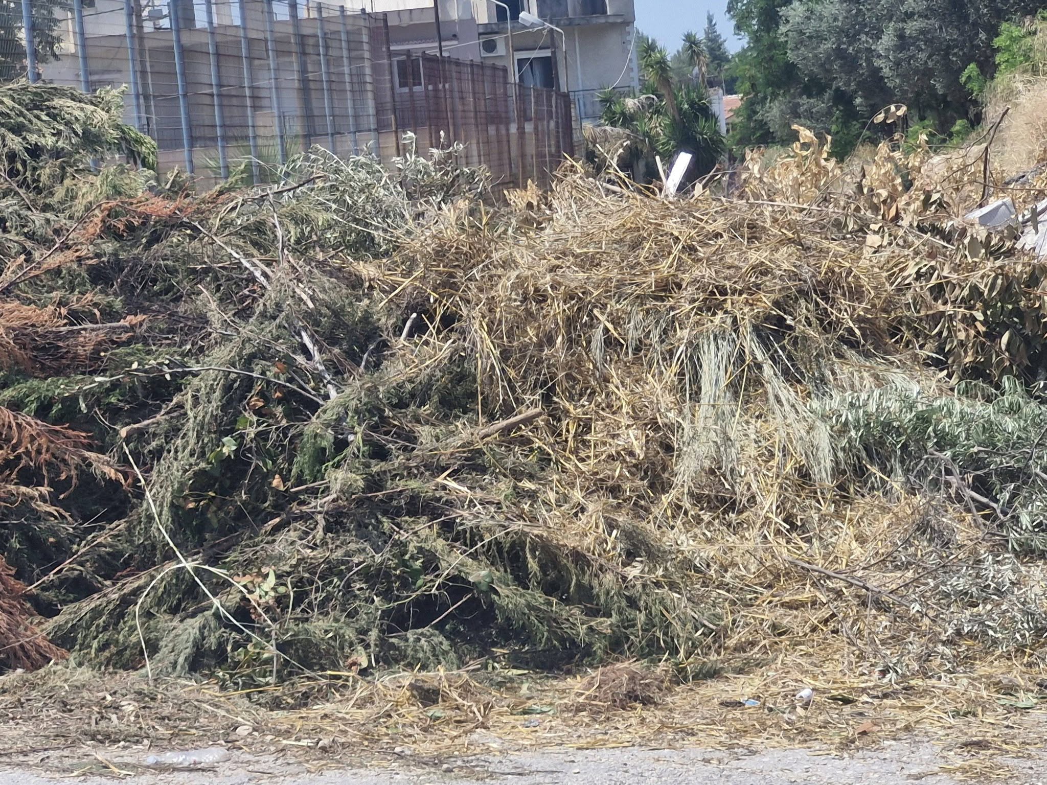 Οβρυά: Ανεξέλεγκτη χωματερή προκαλεί ανησυχία για φωτιά και δημόσια υγεία ΦΩΤΟ 30 Οβρυά: Ανεξέλεγκτη χωματερή προκαλεί ανησυχία για φωτιά και δημόσια υγεία ΦΩΤΟ