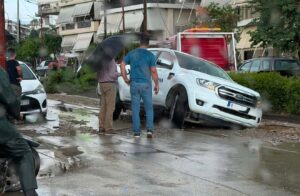 Αγρίνιο: Βροχόπτωση και προβλήματα στο οδικό δίκτυο – Καθίζηση οδοστρώματος
