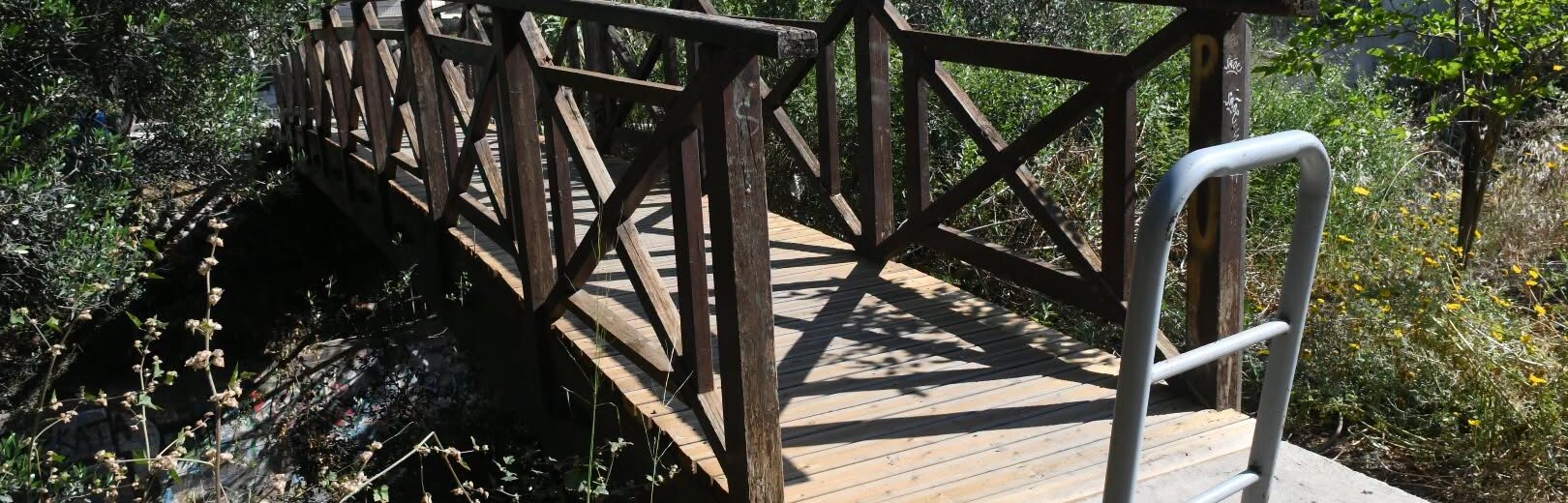 Πάτρα: Εργασίες αποκατάτασης στην μικρή ξύλινη πεζογέφυρα του Μειλίχου