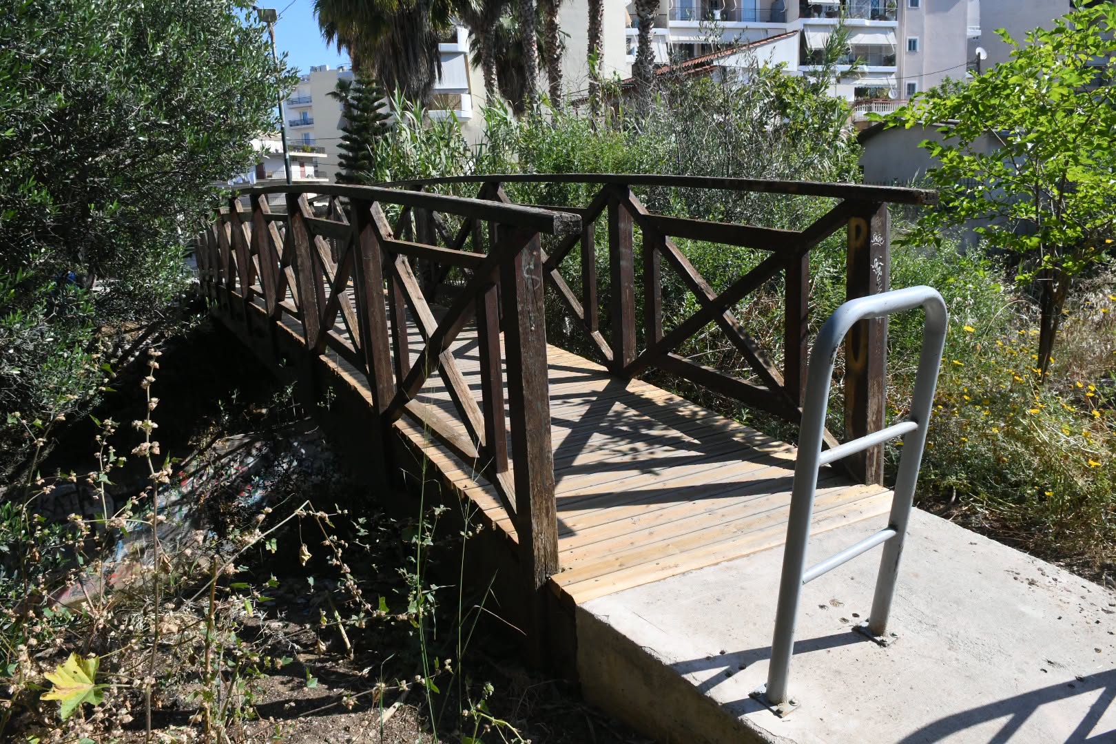 Πάτρα: Εργασίες αποκατάτασης στην μικρή ξύλινη πεζογέφυρα του Μειλίχου 4 Πάτρα: Εργασίες αποκατάτασης στην μικρή ξύλινη πεζογέφυρα του Μειλίχου
