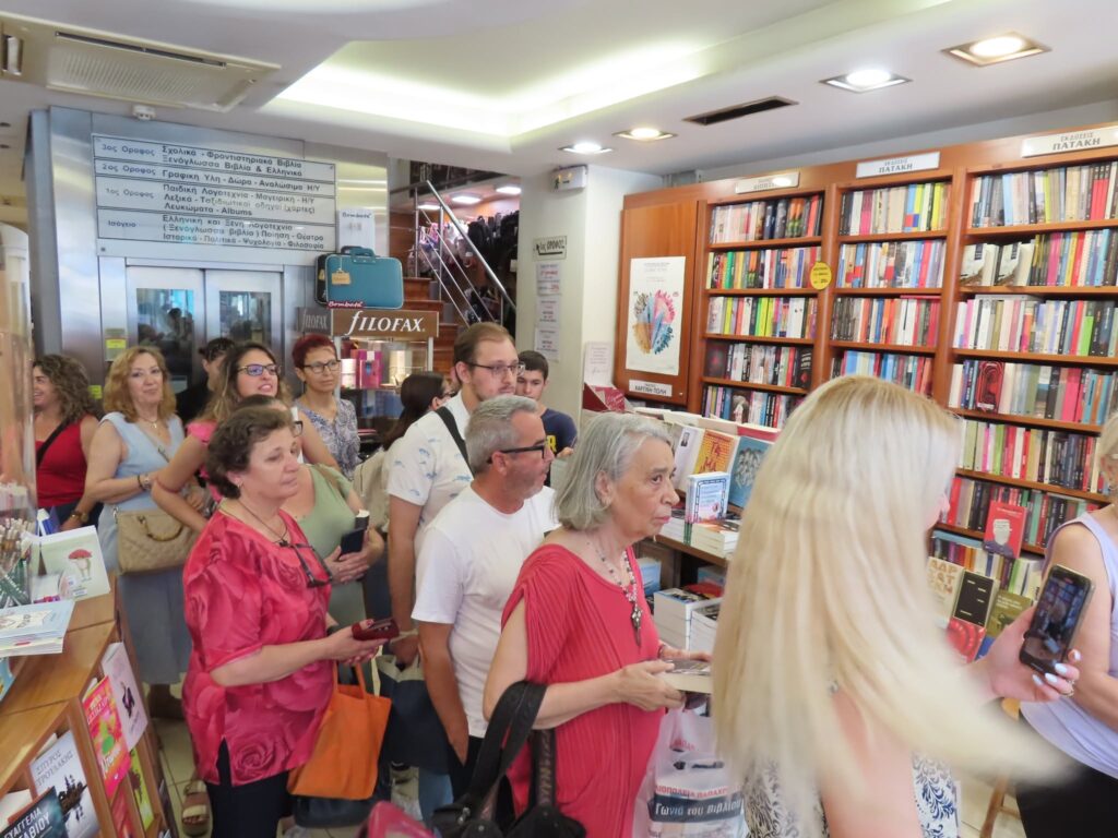 Στην «Γωνία του Βιβλίου» η Αγγελική Νικολούλη ΦΩΤΟ