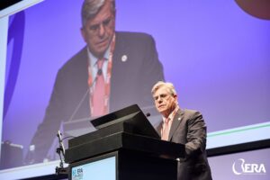 Ο καθηγητής του Πανεπιστημίου Πατρών Δημήτρης Γούμενος στην Γλασκώβη ΦΩΤΟ