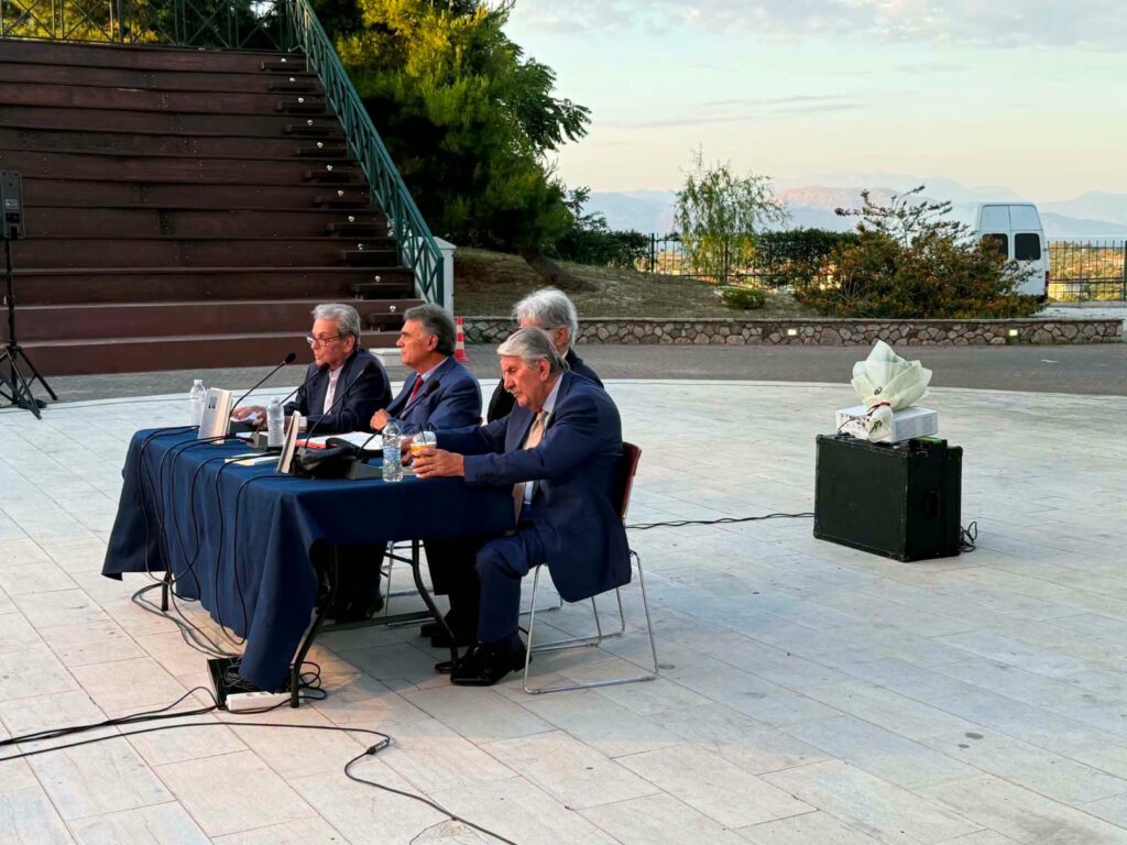 Η παρουσίαση του βιβλίου του τ. δημάρχου Στάθη Θεοδωρακόπουλου «Το Αίγιο που χάνεται» ΦΩΤΟ 35 Η παρουσίαση του βιβλίου του τ. δημάρχου Στάθη Θεοδωρακόπουλου «Το Αίγιο που χάνεται» ΦΩΤΟ
