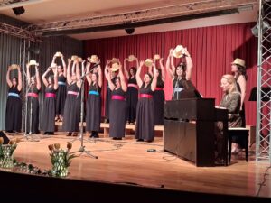 Η Νεανική Χορωδία της «Πολυφωνικής» στο Λουτράκι ΦΩΤΟ