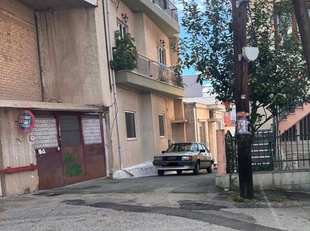 Πάτρα: Σοκάκια «πάρκινγκ», από οδική ασυνειδησία, έλλειψη σήμανσης και τροχονομικών ελέγχων ΦΩΤΟ 29 Πάτρα: Σοκάκια «πάρκινγκ», από οδική ασυνειδησία, έλλειψη σήμανσης και τροχονομικών ελέγχων ΦΩΤΟ