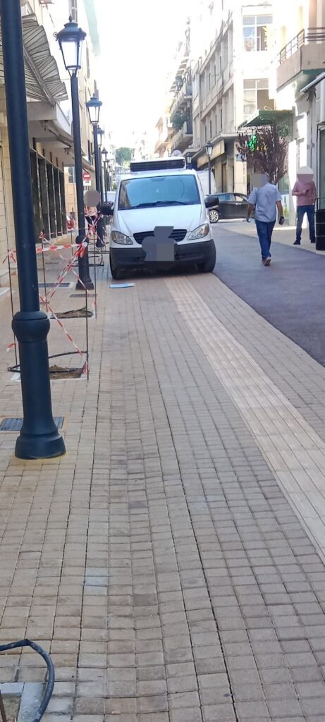 Πάτρα: Αυτοκίνητα στα πεζοδρόμια, πεζοί στο οδόστρωμα και η Τροχαία...αλλού ΦΩΤΟ 29 Πάτρα: Αυτοκίνητα στα πεζοδρόμια, πεζοί στο οδόστρωμα και η Τροχαία...αλλού ΦΩΤΟ