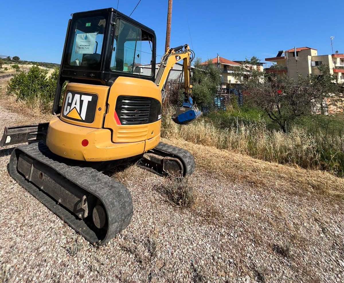 Αχαΐα: Η Περιφέρεια καθαρίζει τα οικόπεδά της για προφύλαξη από πυρκαγιές ΦΩΤΟ