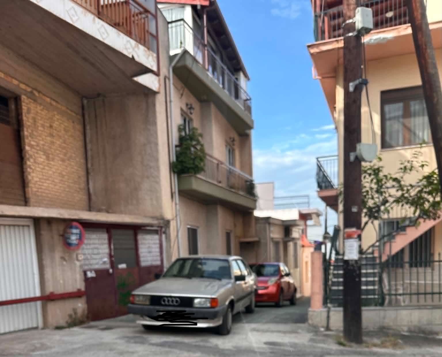 Πάτρα: Σοκάκια «πάρκινγκ», από οδική ασυνειδησία, έλλειψη σήμανσης και τροχονομικών ελέγχων ΦΩΤΟ