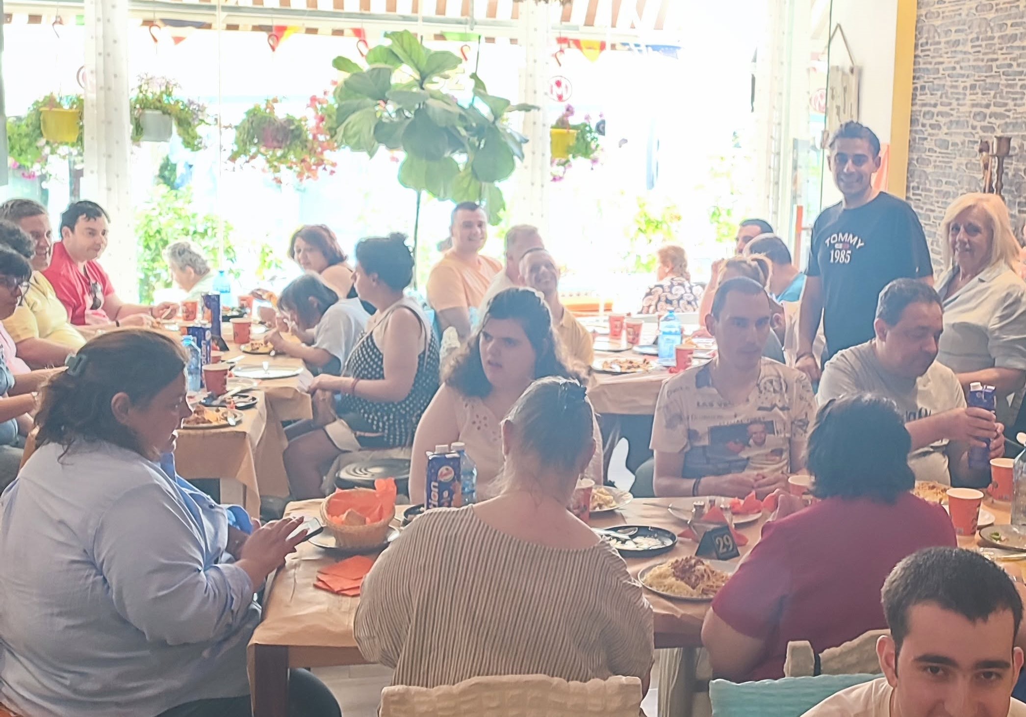 Το ΕΚΑΜΕ/ΑμεΑ Αιγίου στο«Σουρωτήρι» για φαγητό κέρασμα ΦΩΤΟ 4 Εκθεση στο Μεζεδοπωλείο