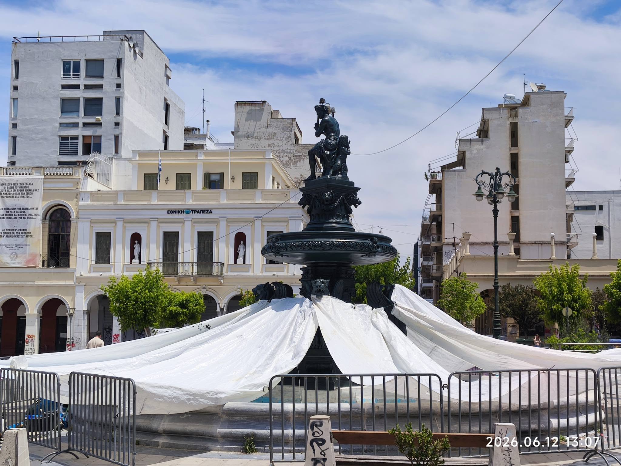 Λάμπει ξανά το ιστορικό συνtribάνι της Πλατείας Γεωργίου