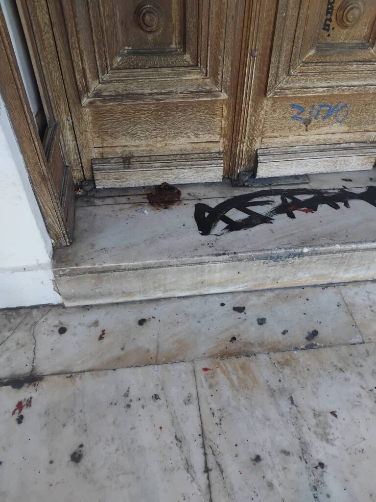 Πάτρα: Η καταγγελία για βανδαλισμούς στον «Απόλλωνα» και το ...«ναι, κύριε, ερχόμαστε» της άφαντης Αστυνομίας ΦΩΤΟ 30 Πάτρα: Η καταγγελία για βανδαλισμούς στον «Απόλλωνα» και το ...«ναι, κύριε, ερχόμαστε» της άφαντης Αστυνομίας ΦΩΤΟ