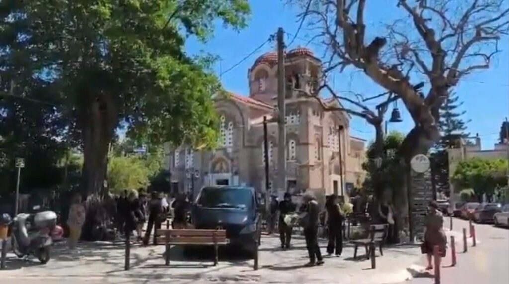 Λόγγος: «Ράγισαν καρδιές» στην κηδεία μητέρας και γιου που δολοφονήθηκαν εν ψυχρώ ΦΩΤΟ 29 Λόγγος: «Ράγισαν καρδιές» στην κηδεία μητέρας και γιου που δολοφονήθηκαν εν ψυχρώ ΦΩΤΟ