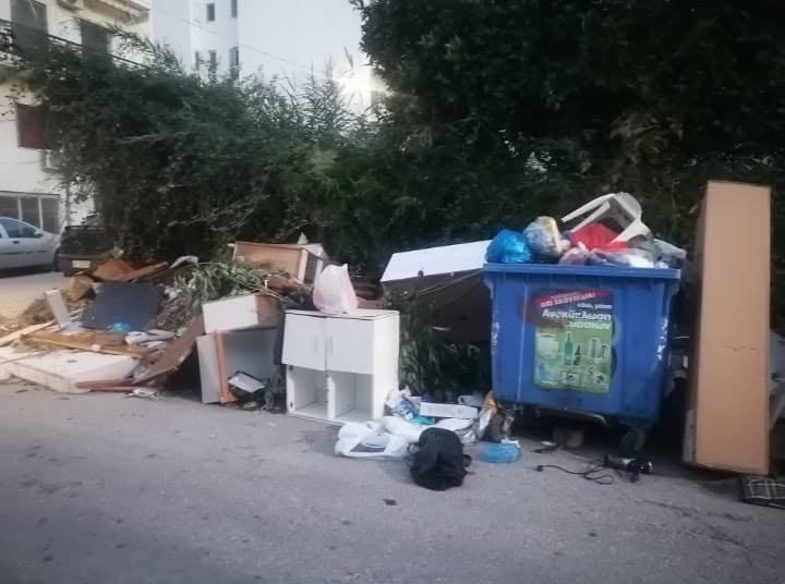 Πάτρα: «Μάχη» των σκουπιδιών στην Έξω Αγυιά και κόντρα για την ατομική ευθύνη 30 Πάτρα: «Μάχη» των σκουπιδιών στην Έξω Αγυιά και κόντρα για την ατομική ευθύνη