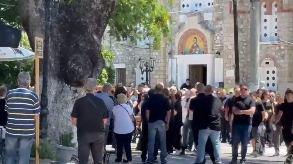 Λόγγος: «Ράγισαν καρδιές» στην κηδεία μητέρας και γιου που δολοφονήθηκαν εν ψυχρώ ΦΩΤΟ 30 Λόγγος: «Ράγισαν καρδιές» στην κηδεία μητέρας και γιου που δολοφονήθηκαν εν ψυχρώ ΦΩΤΟ