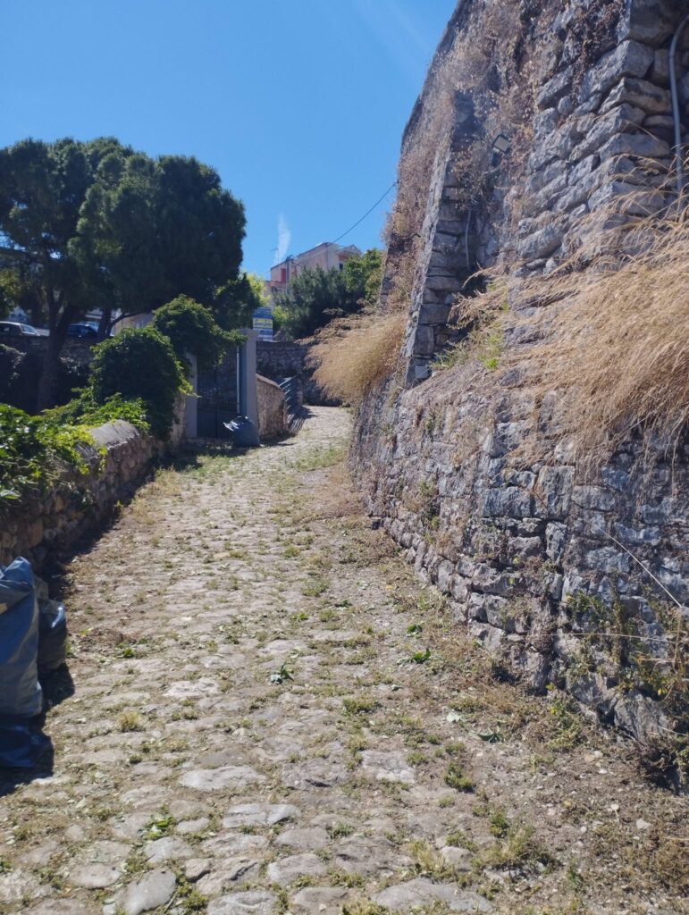 Αίγιο: Ανέδειξαν καλντερίμι και έπονται τα σκαλάκια στη Σπηλιά ΦΩΤΟ 31 Αίγιο: Ανέδειξαν καλντερίμι και έπονται τα σκαλάκια στη Σπηλιά ΦΩΤΟ