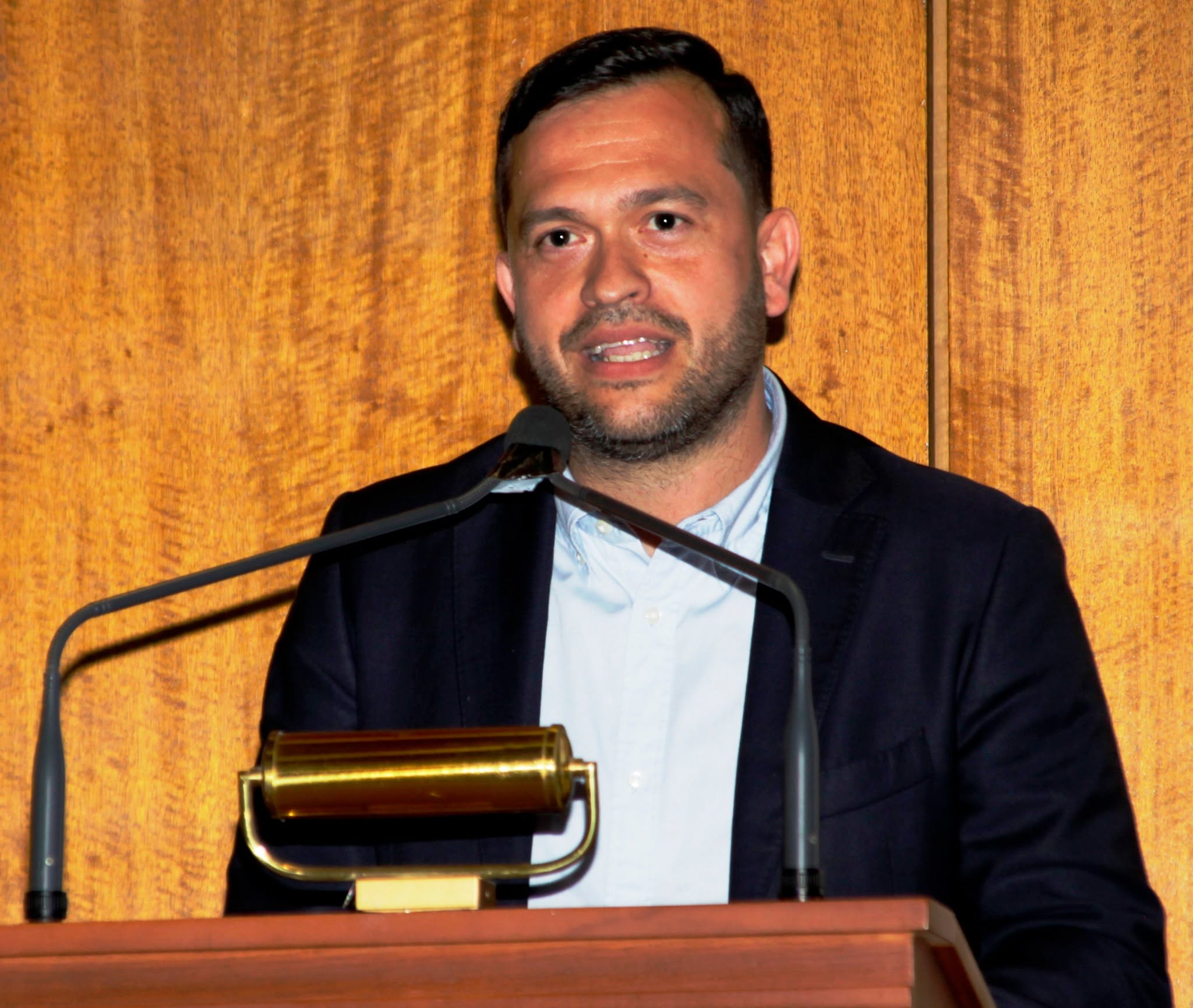 Πολιτικός με έντονη στάση
