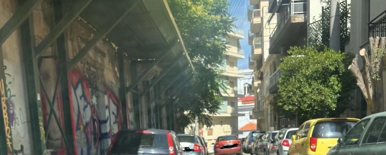 Πάτρα: Αυτοκίνητα στα πεζοδρόμια, πεζοί στο οδόστρωμα και η Τροχαία...αλλού