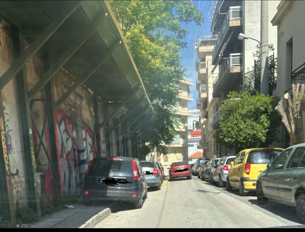 Πάτρα: Αυτοκίνητα στα πεζοδρόμια, πεζοί στο οδόστρωμα και η Τροχαία...αλλού ΦΩΤΟ 4 Πάτρα: Αυτοκίνητα στα πεζοδρόμια, πεζοί στο οδόστρωμα και η Τροχαία...αλλού ΦΩΤΟ