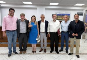 Επτά άτομα, έξι άνδρες και μία γυναίκα, ποζάρουν χαμογελαστοί σε εσ…